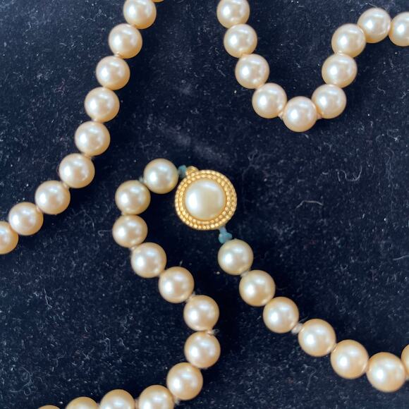 Vintage Crown Trifari Faux Pearl Necklace 22" Goldtone Hiddden Clasp Old Money - Picture 10 of 12